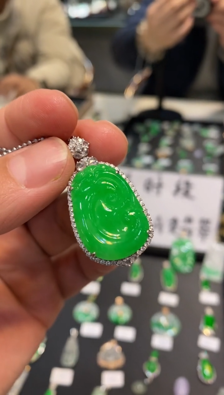 【闪购商品】翡翠颈饰18K金镶嵌阳绿如意