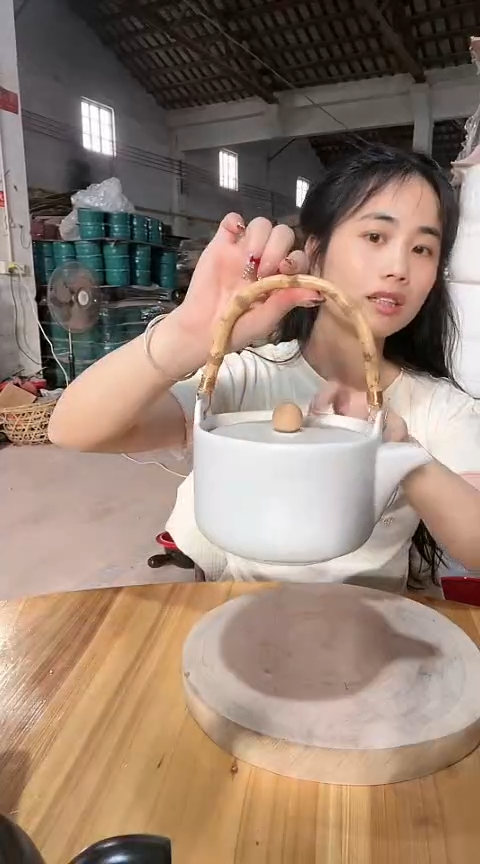 陶瑕疵白色明火壶带盖色差