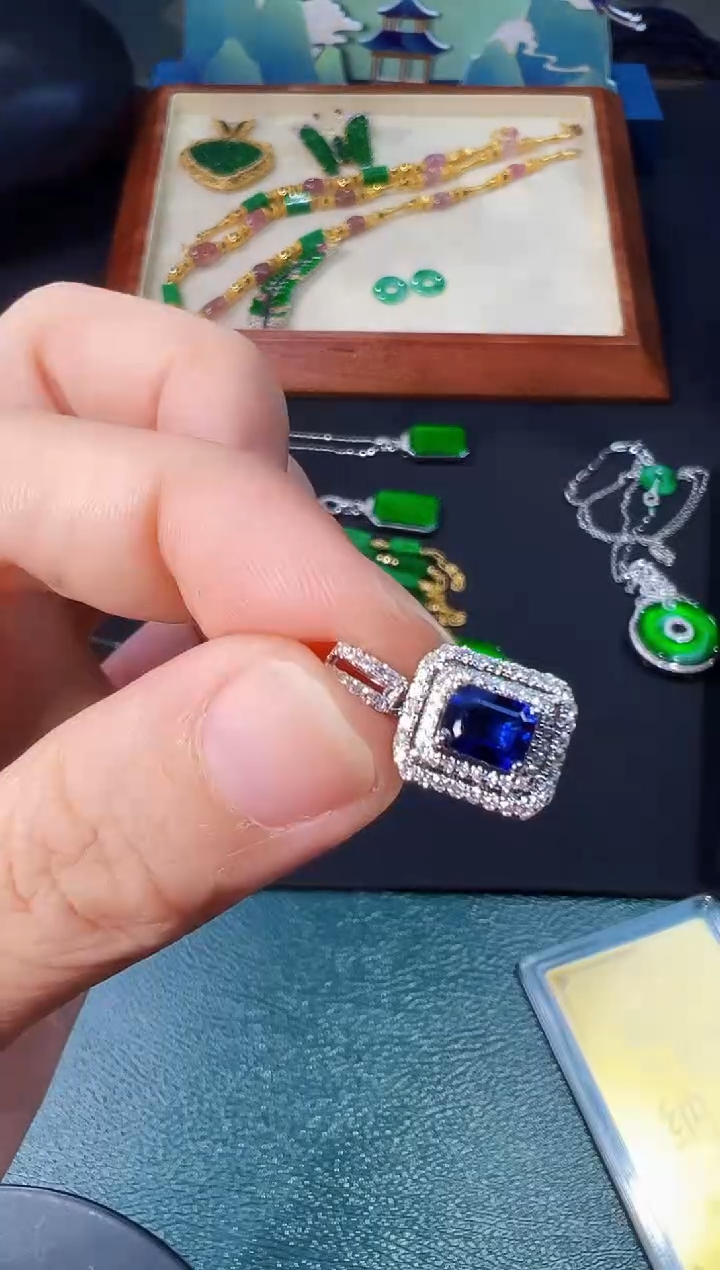 【闪购商品】蓝宝石颈饰18K金镶嵌吊坠