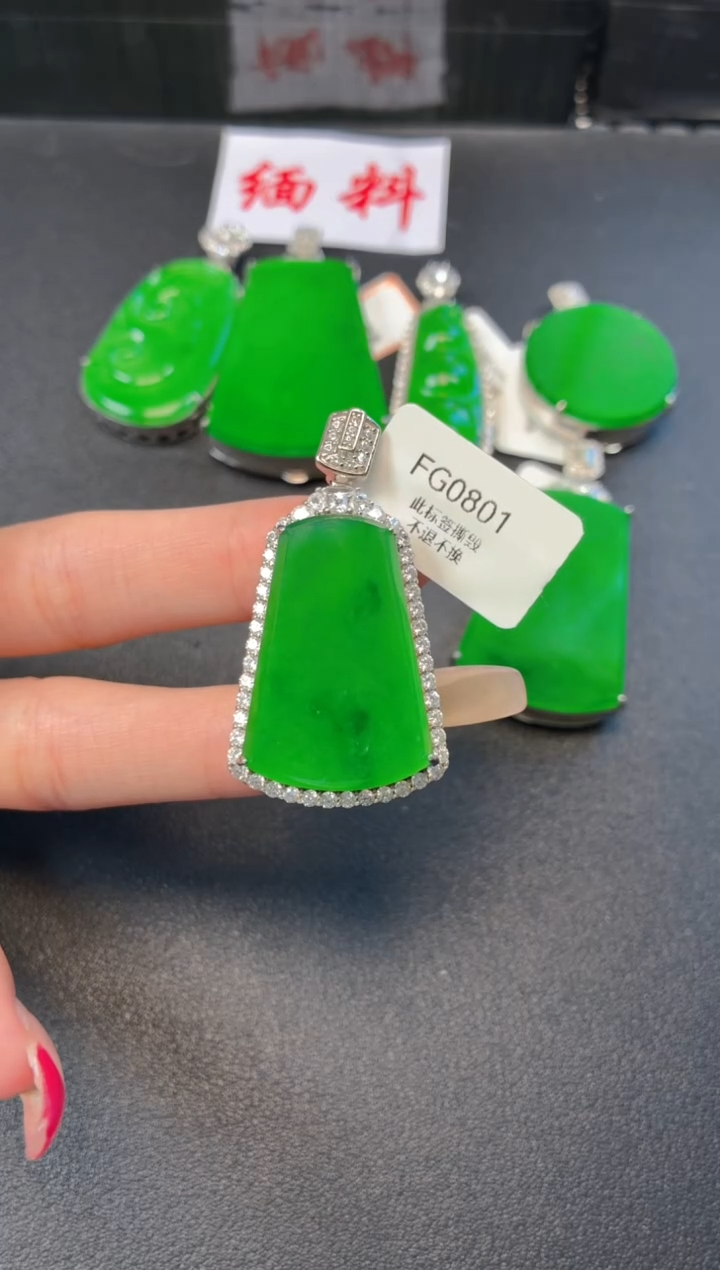 颈饰银S925镶嵌翡翠吊坠