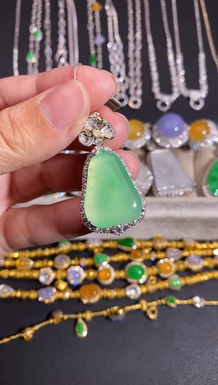 颈饰18K金镶嵌翡翠吊坠