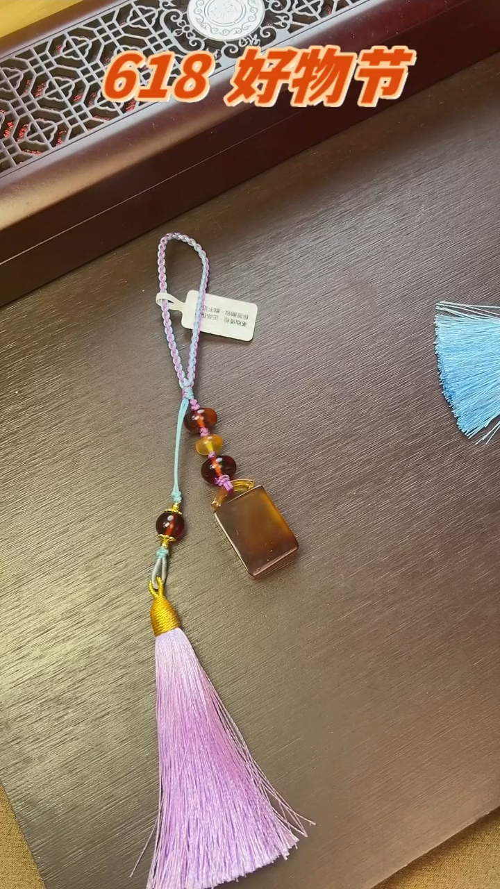 未镶嵌颈饰琥珀手工雕刻件