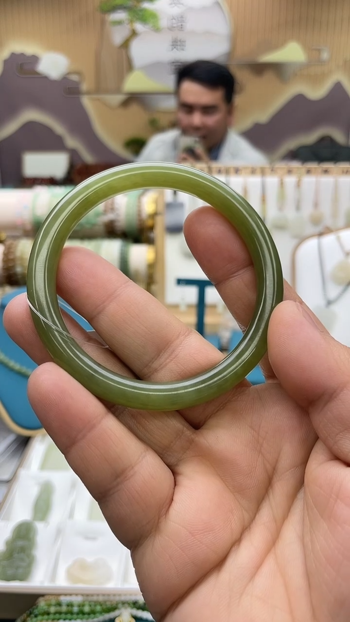 未镶嵌手镯和田玉卡60mm牛油果手镯