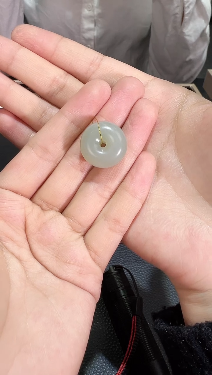 【闪购商品】和田玉吊坠(赠链)未镶嵌且末料青白玉面包扣