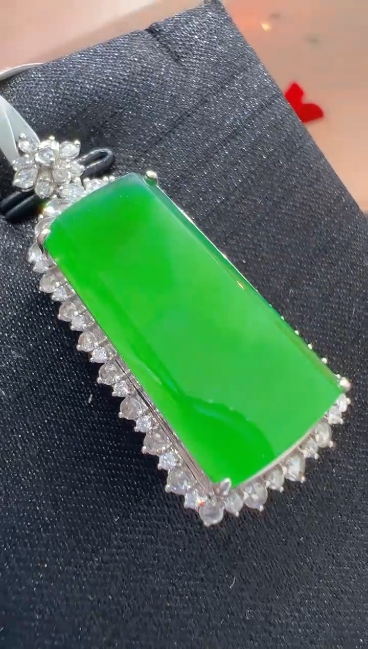 【闪购商品】翡翠吊坠(不含链)18K金镶嵌             