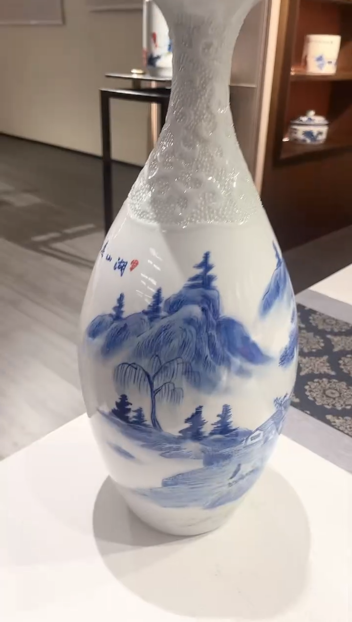 【闪购商品】瓷片影青雕刻山水橄榄瓶
