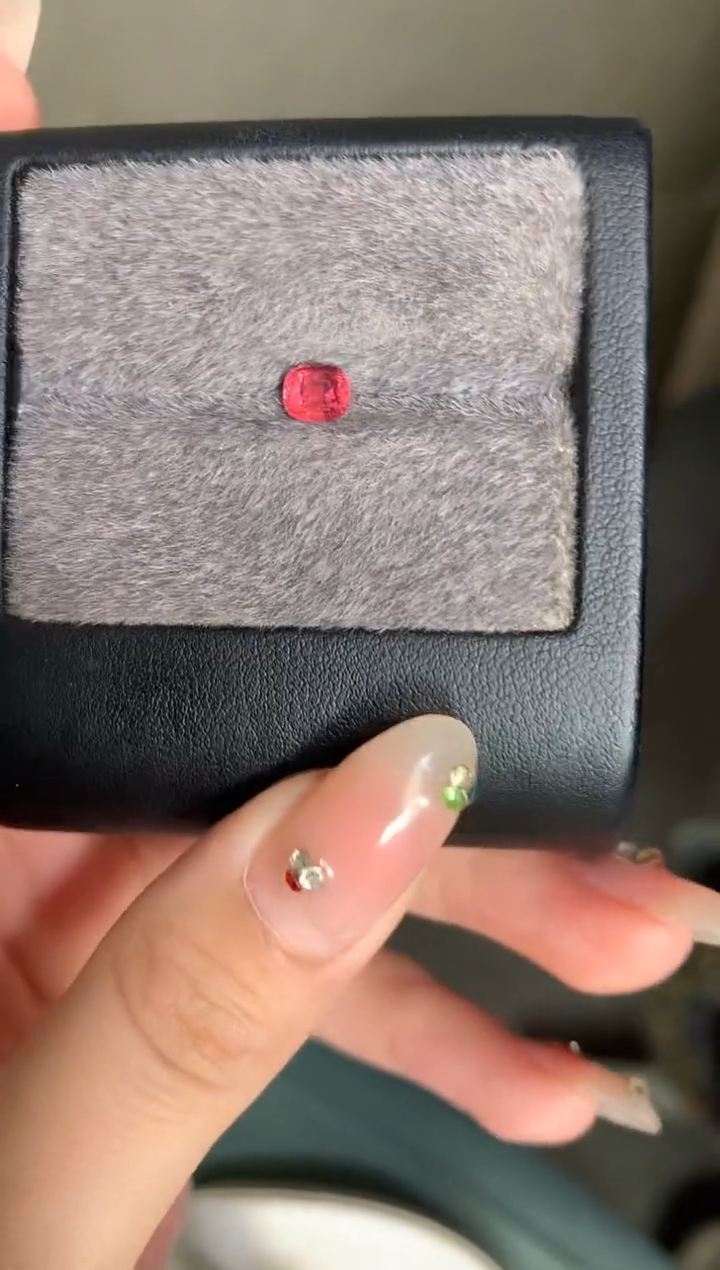 未镶嵌裸石定制尖晶石枕型 莲花色调 0.70ct