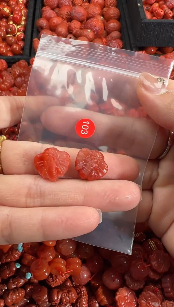 南红玛瑙未镶嵌颈饰1