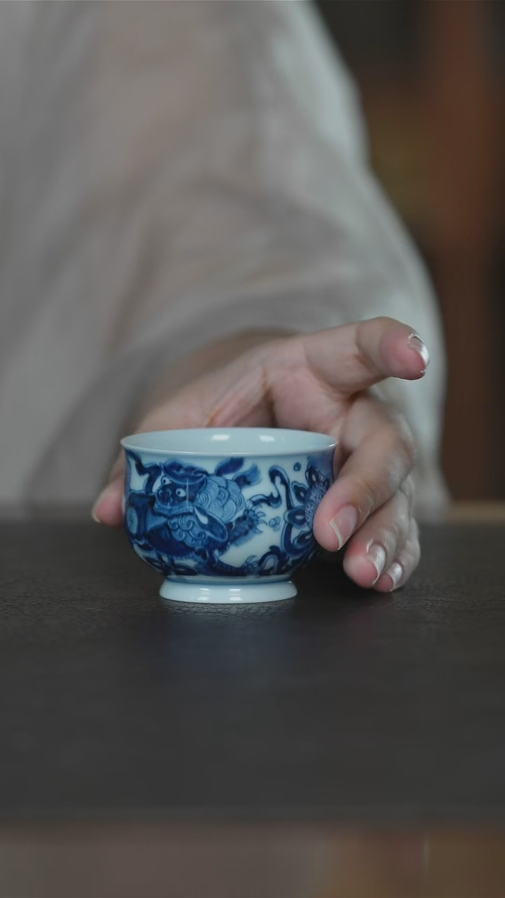 青花双狮卢士杯   
