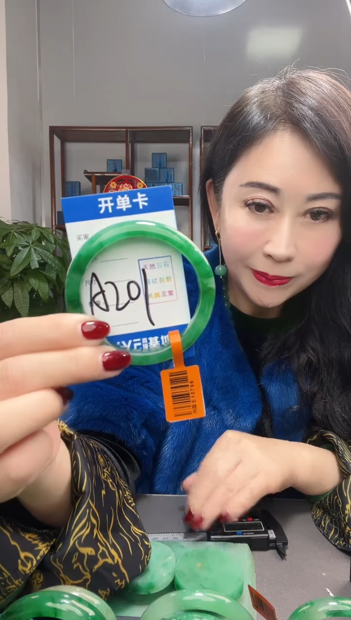 【闪购商品】石英质玉手镯未镶嵌非洲翠