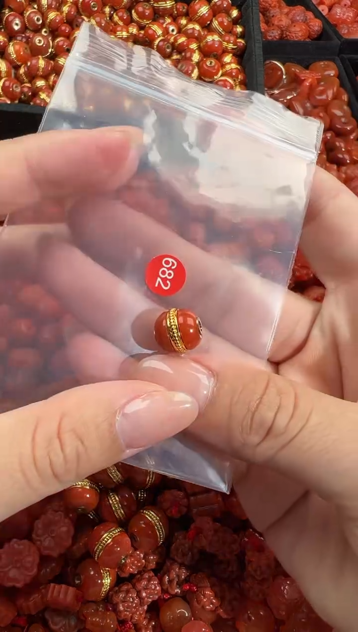 南红玛瑙未镶嵌颈饰1