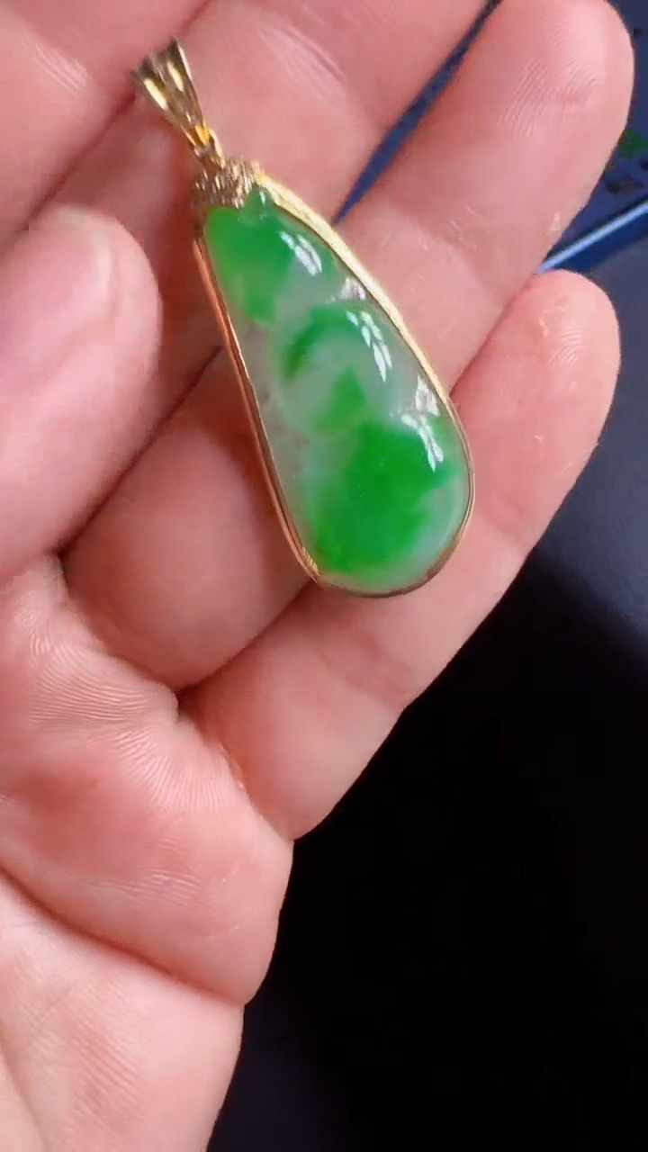 颈饰18K金镶嵌翡翠豆