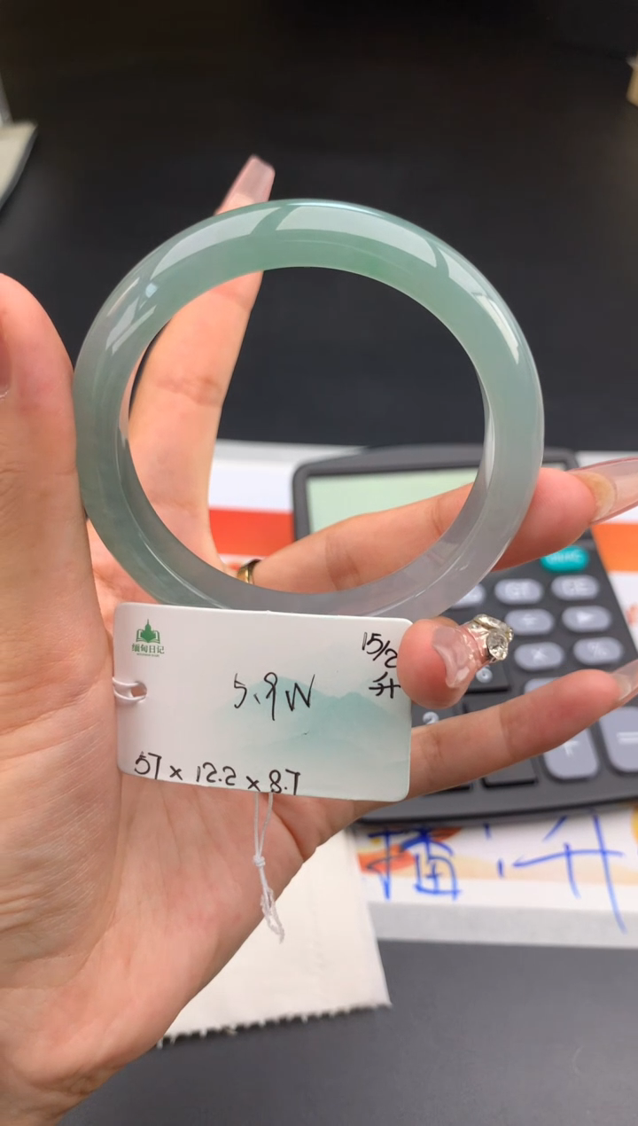 【闪购商品】翡翠手镯未镶嵌 #情人节#送礼，下单联系客服核对地址~