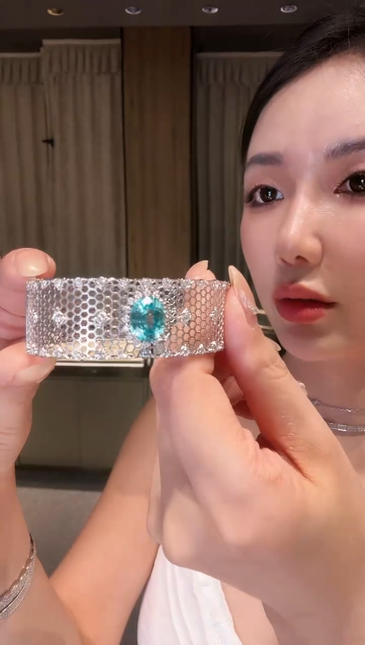 18K金镶嵌手镯钻石AY0683-W-