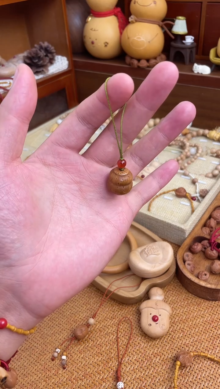 桃核手机挂件一物一拍