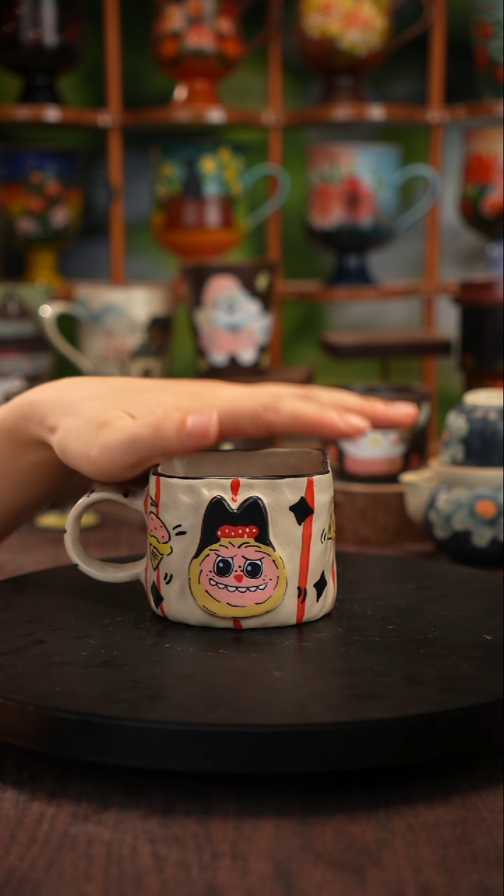 五彩手绘陶瓷拉布布微瑕