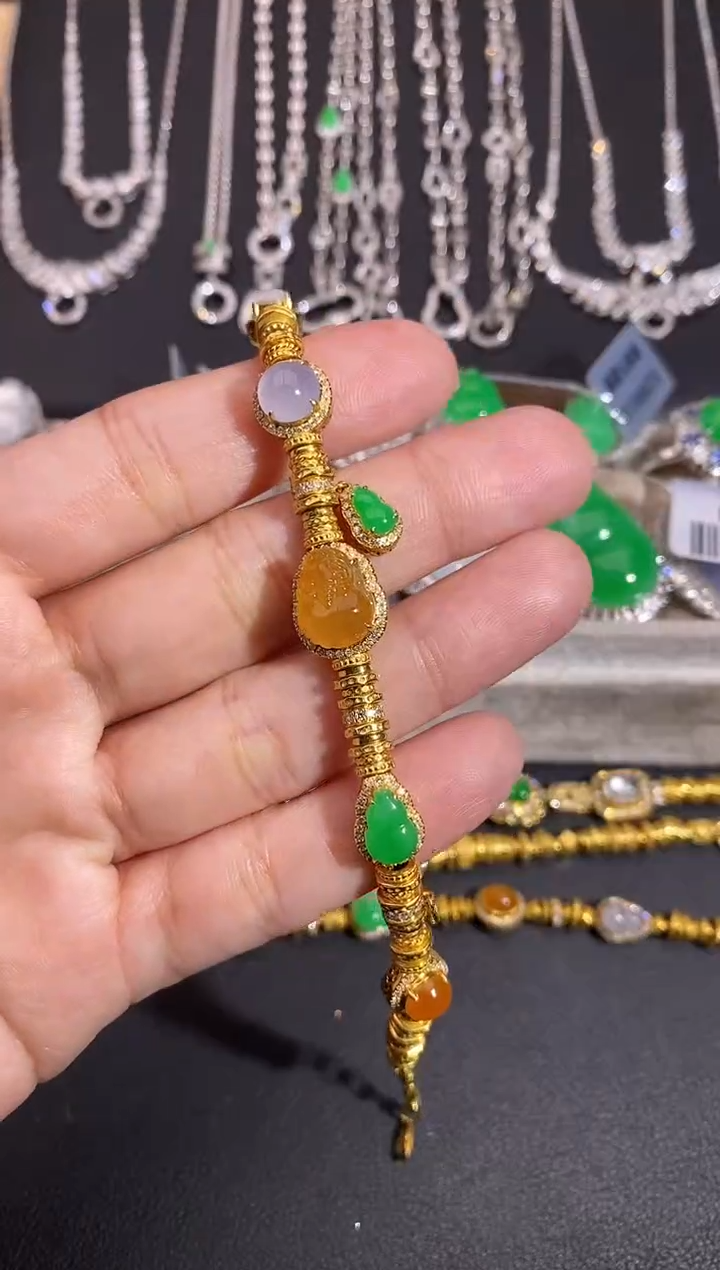 颈饰18K金镶嵌翡翠盘缠