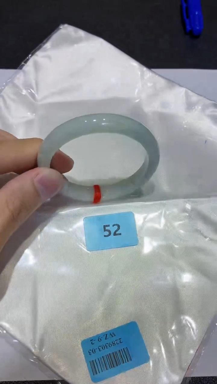 翡翠手镯未镶嵌翡翠手镯