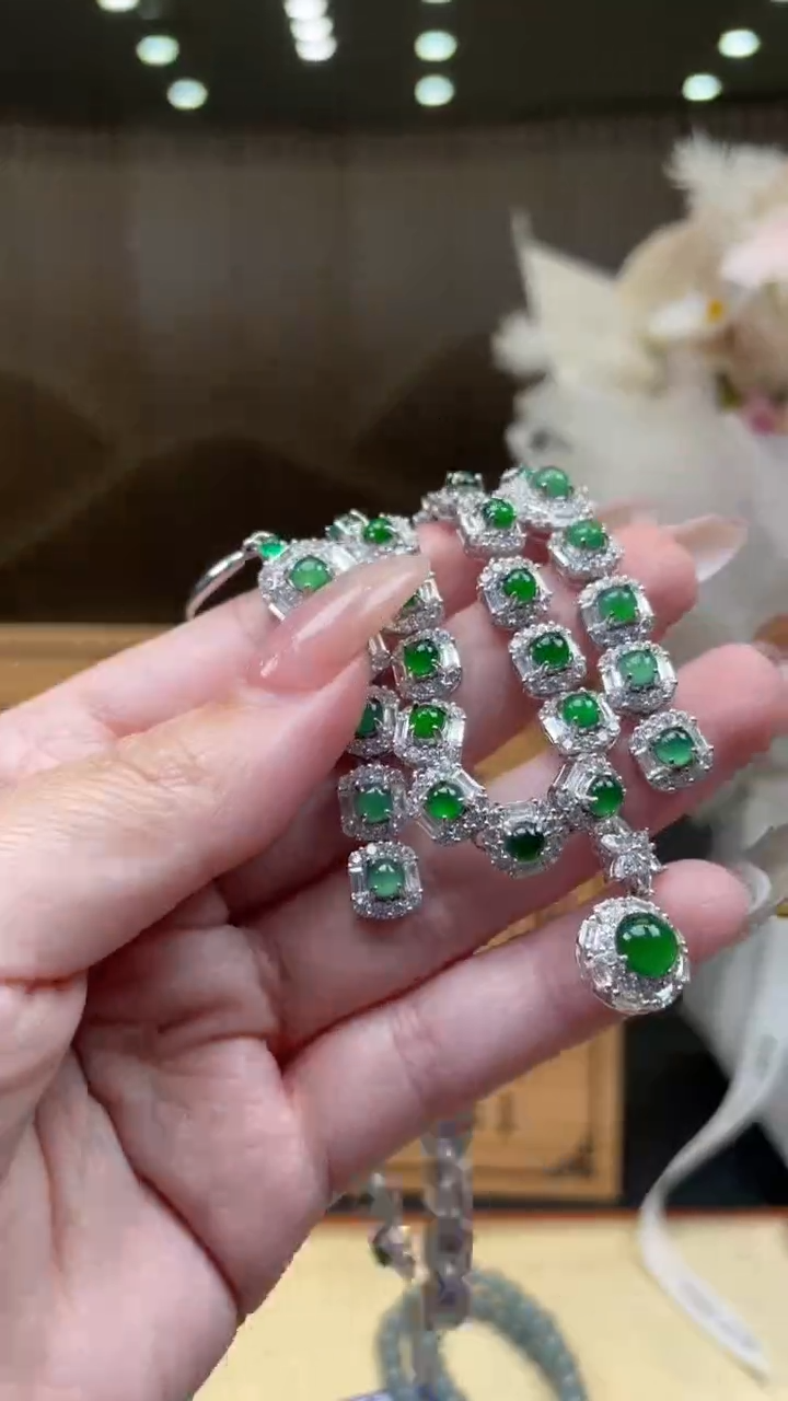 翡翠未镶嵌套链        *125一套