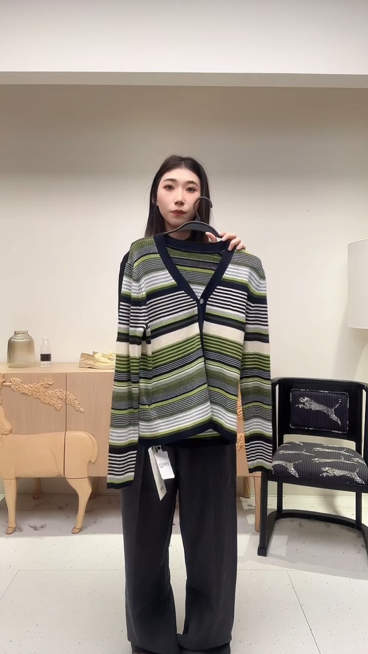 多色拼接羊毛V领上衣