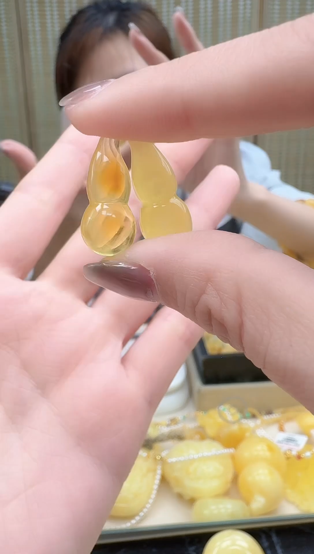 未镶嵌琥珀裸石如图