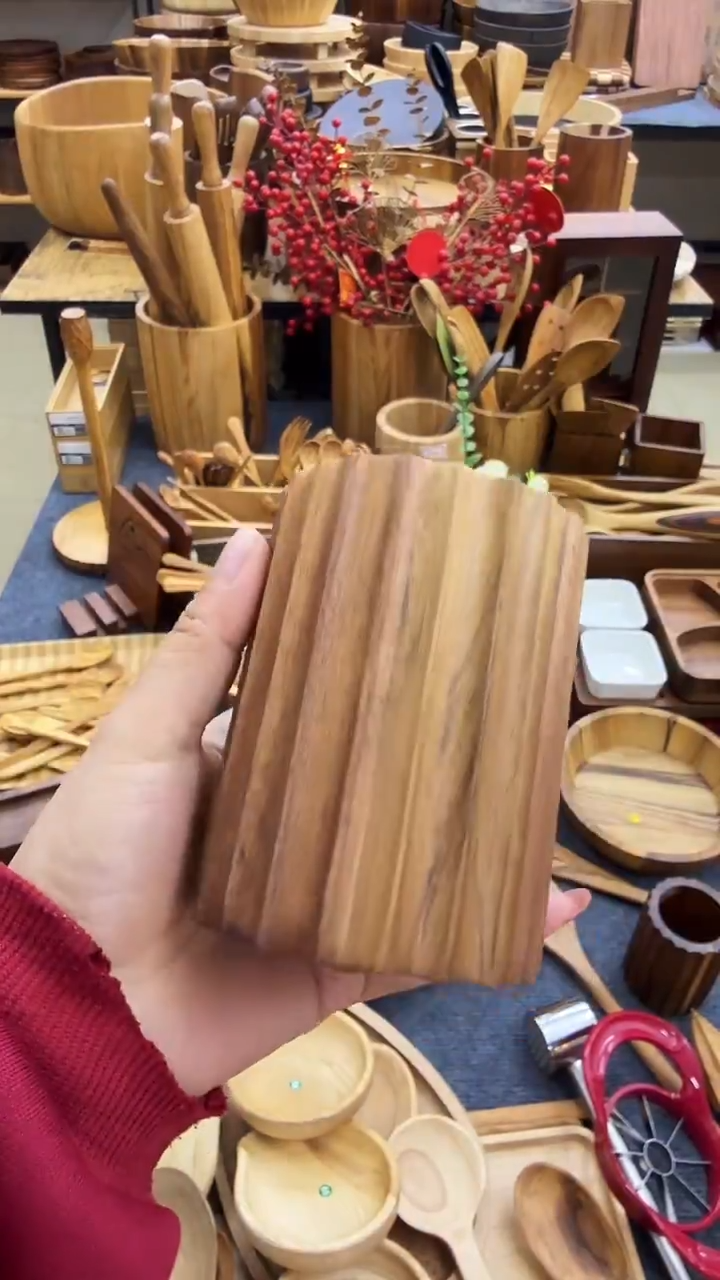 相思木笔筒一个  