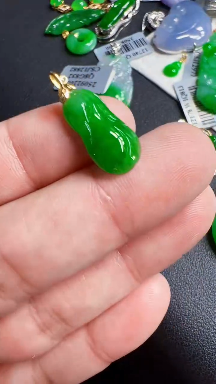 颈饰18K金镶嵌翡翠葫芦