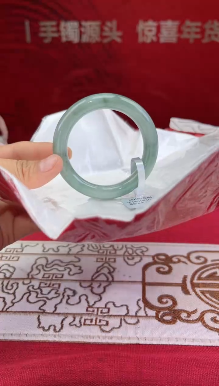 【闪购商品】翡翠手镯未镶嵌1翡翠手镯(微瑕）