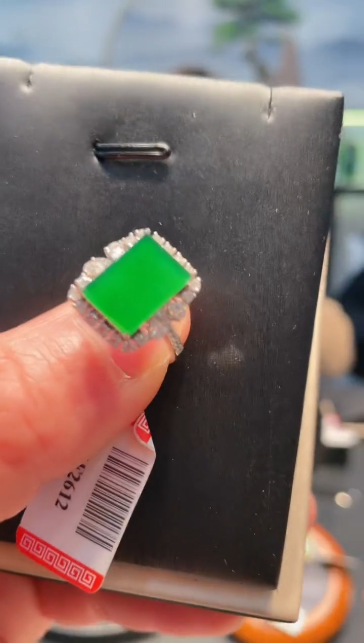 【闪购商品】翡翠颈饰18K金镶嵌A68戒指