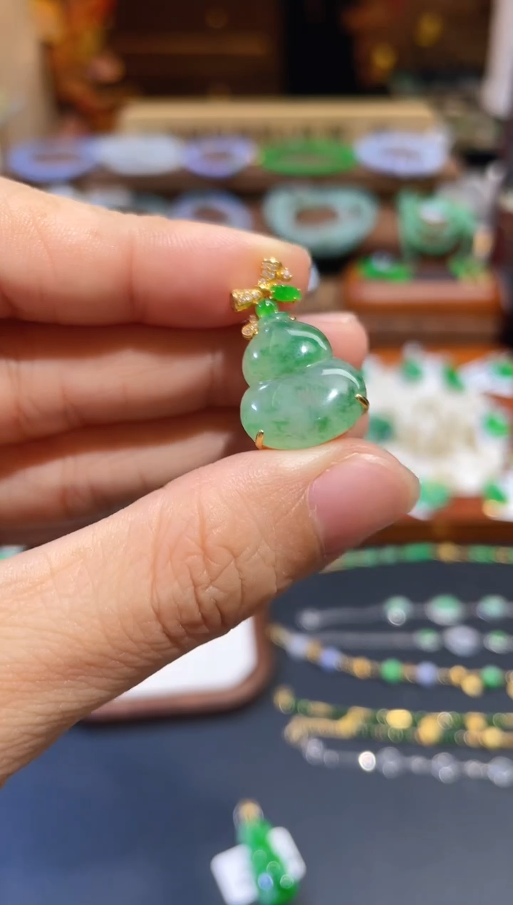 颈饰18K金镶嵌翡翠葫芦