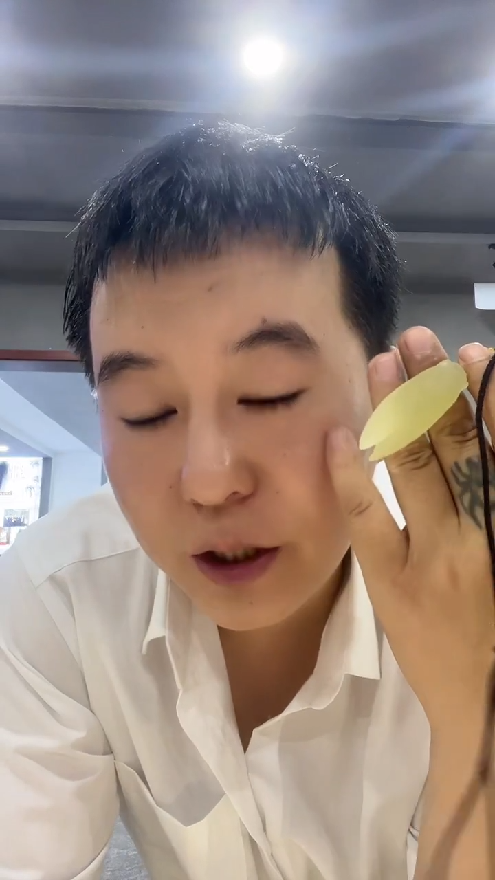 蛇纹石玉未镶嵌颈饰一鸣惊人