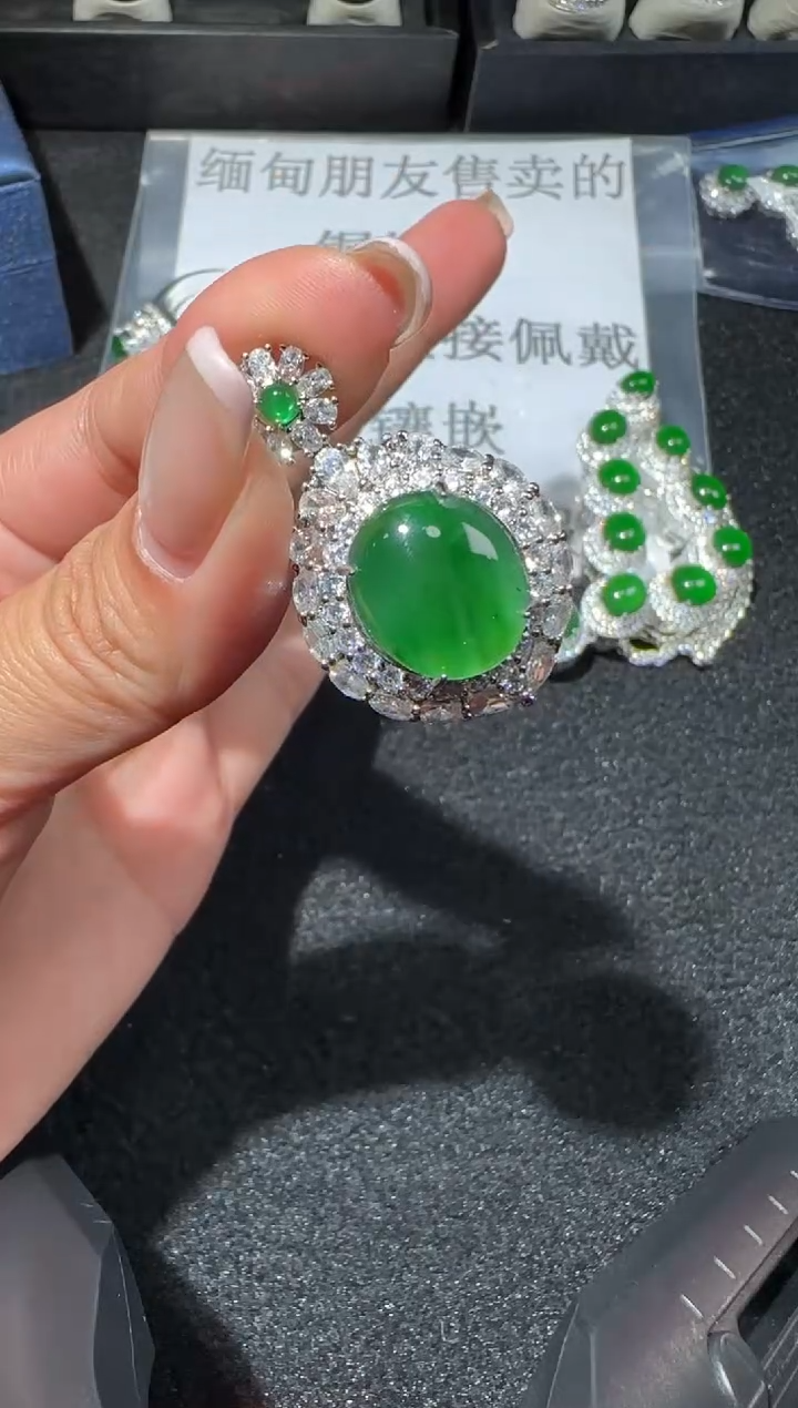 【闪购商品】翡翠吊坠(赠链)未镶嵌多样性发货拍一发一