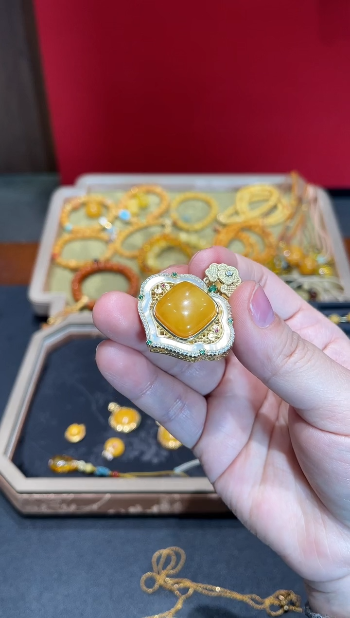 蜜蜡颈饰银S925镀金镶嵌如意