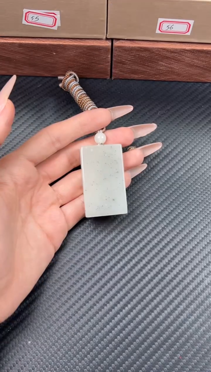 吊坠(赠链)未镶嵌和田玉黑山微色差吊坠