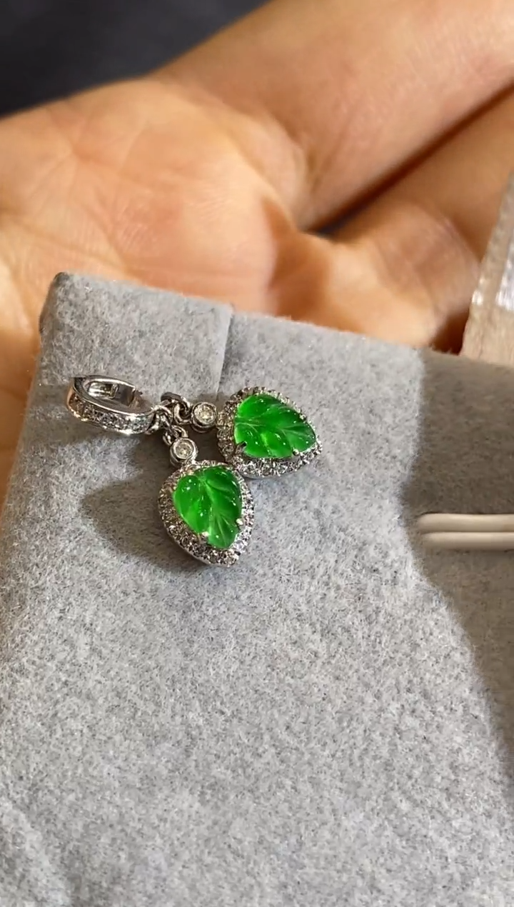 颈饰18K金镶嵌翡翠收到货48小时鉴赏期（超时不退不换）