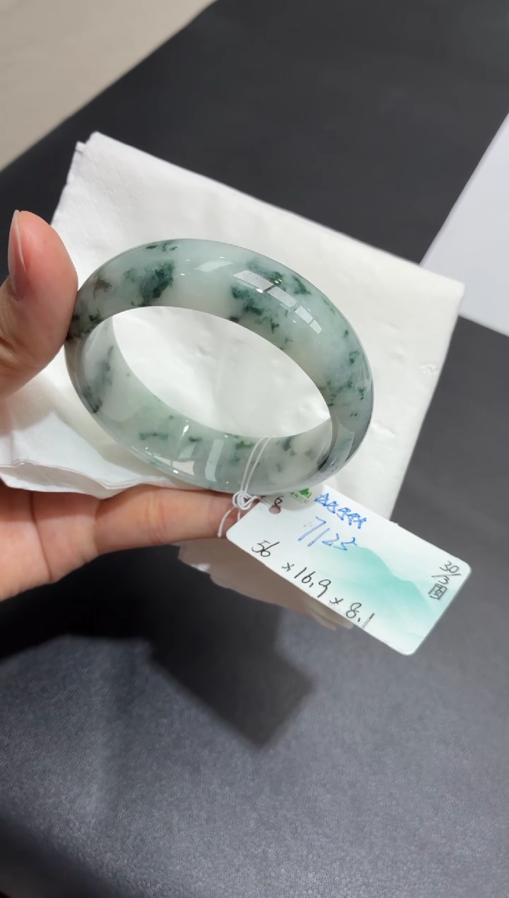 翡翠未镶嵌手镯自带#送礼#，下单联系客服核对地址~