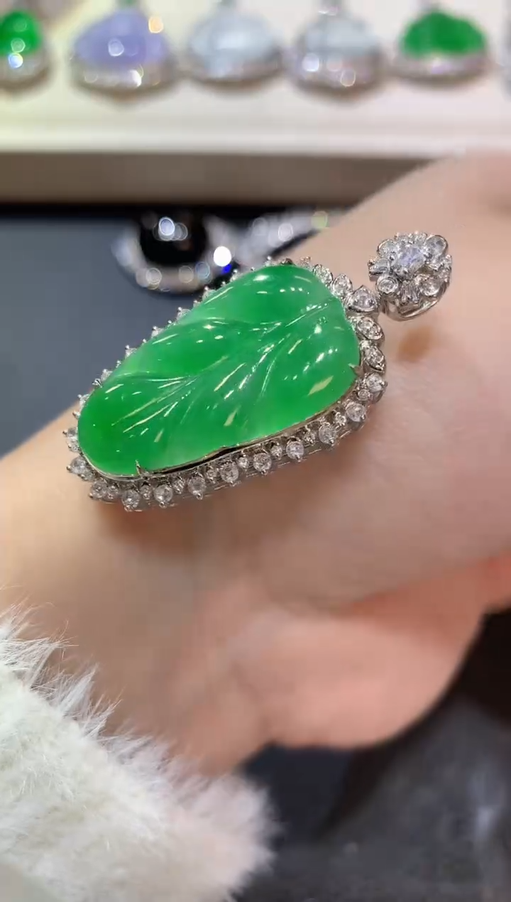 【闪购商品】翡翠吊坠(不含链)18K金镶嵌C39