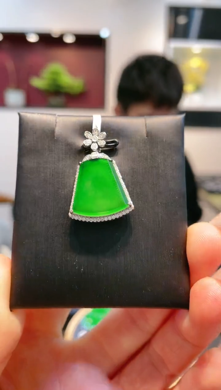【闪购商品】翡翠颈饰18K金镶嵌A81天然A货翡翠吊坠