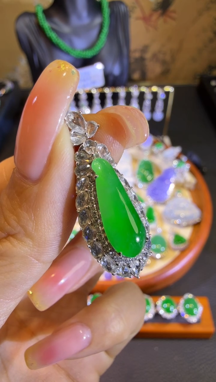 【闪购商品】翡翠吊坠(赠链)18K金镶嵌满绿高冰阳绿福瓜