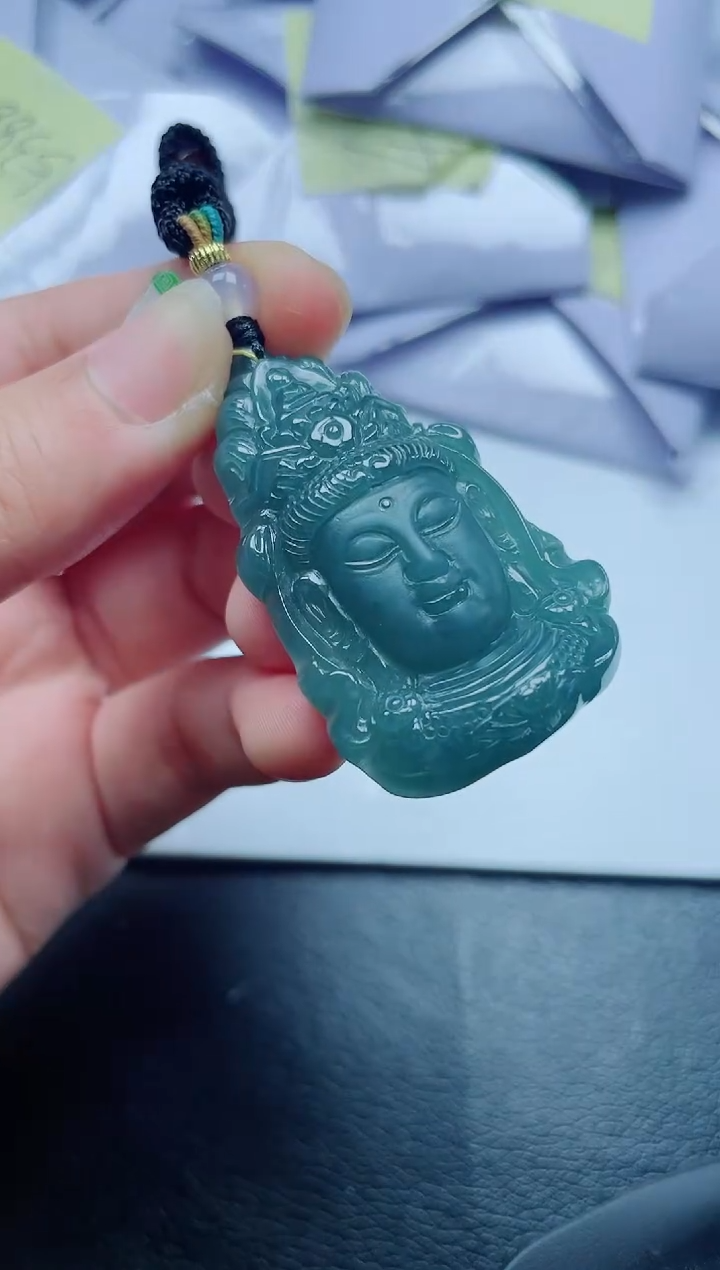 翡翠未镶嵌颈饰             