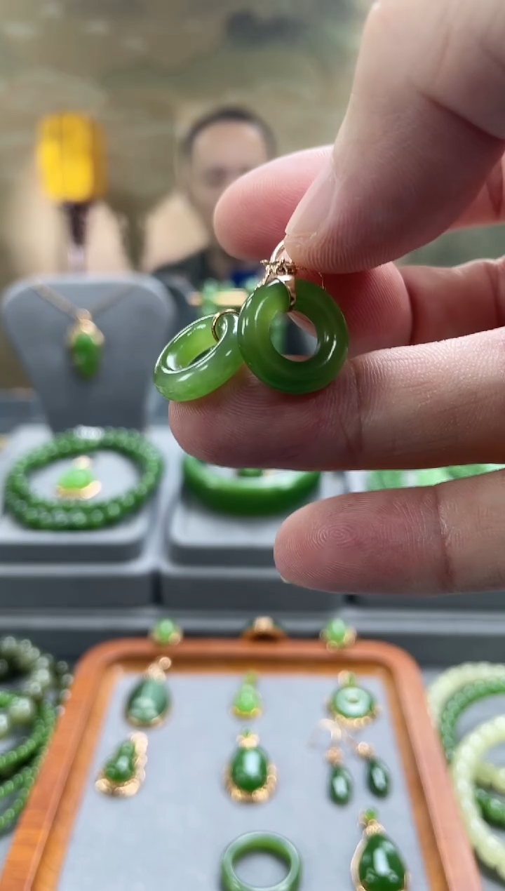 18K金镶嵌和田玉耳饰18K金镶嵌 和田玉 耳饰