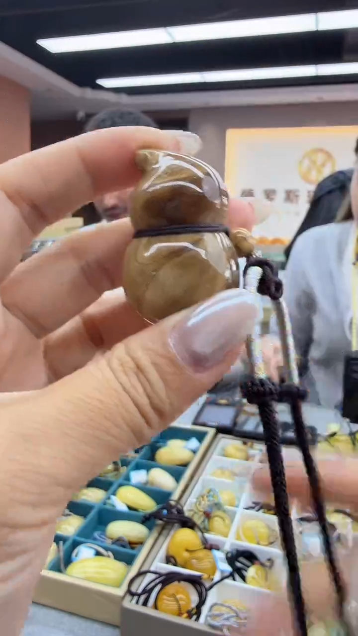 琥珀颈饰未镶嵌191秒拍号 假一罚三 