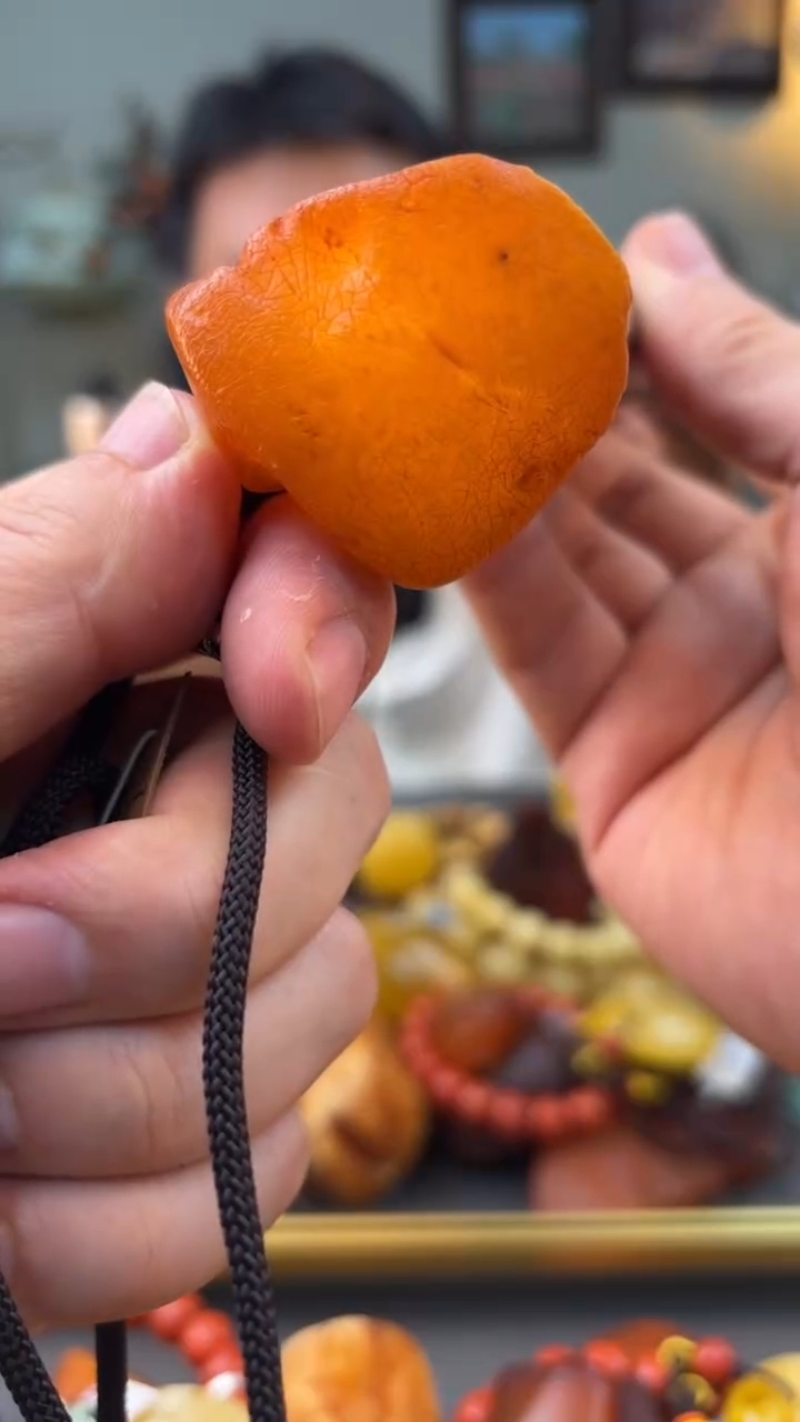 未镶嵌颈饰琥珀吊坠