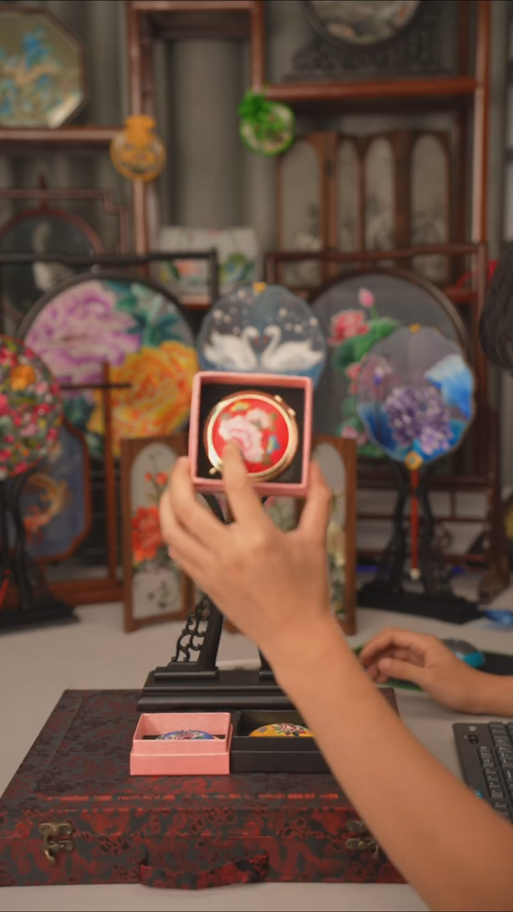 扇子苏绣作品手工团扇