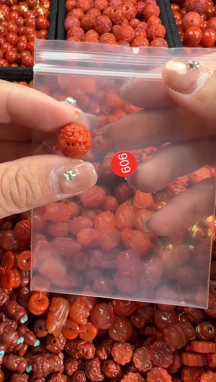 南红玛瑙未镶嵌颈饰1