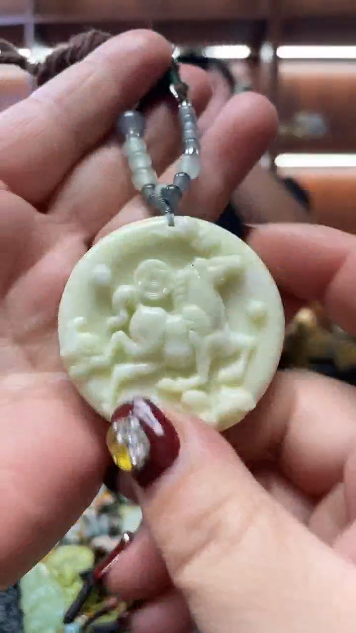 未镶嵌蛇纹石玉吊坠      