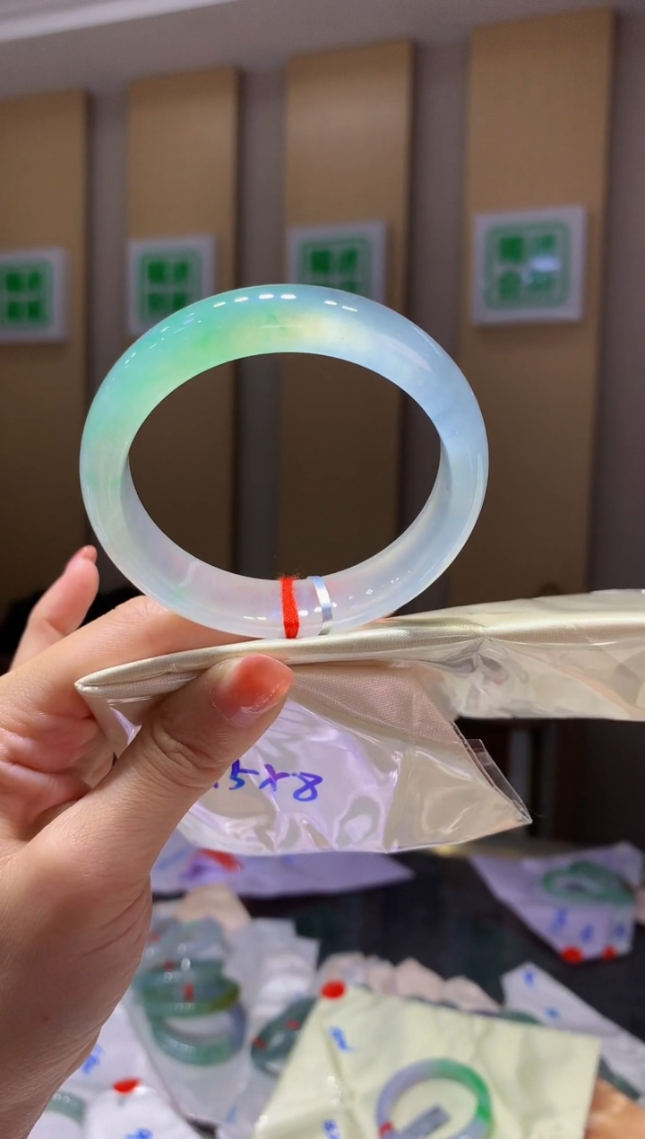 翡翠手镯未镶嵌-C37 圈口56.4