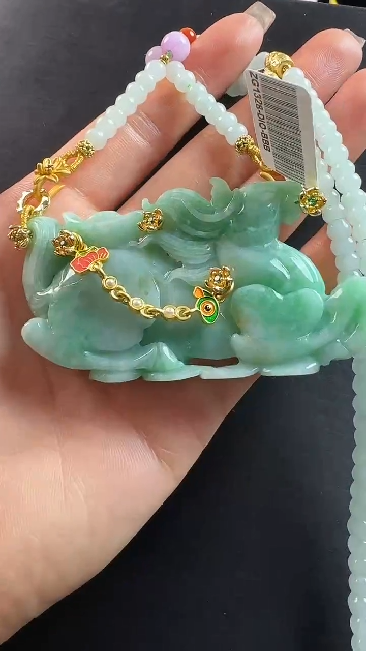 颈饰未镶嵌翡翠马牌
