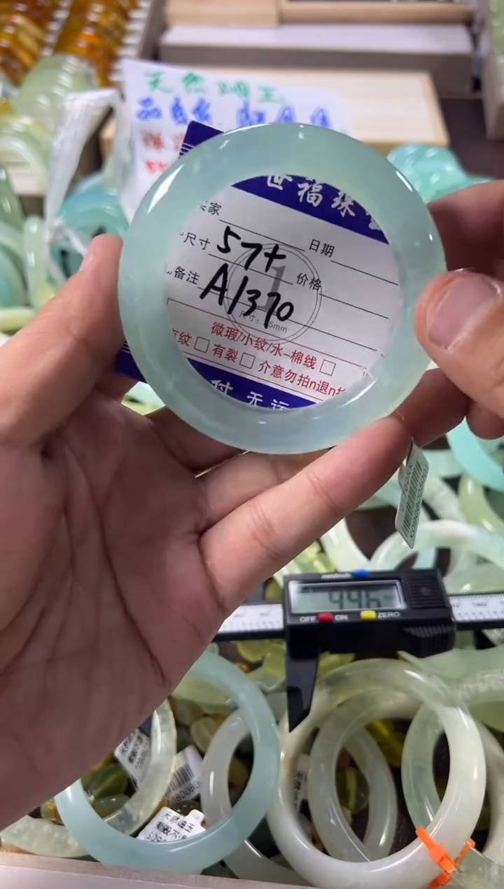 未镶嵌蛇纹石玉手镯1