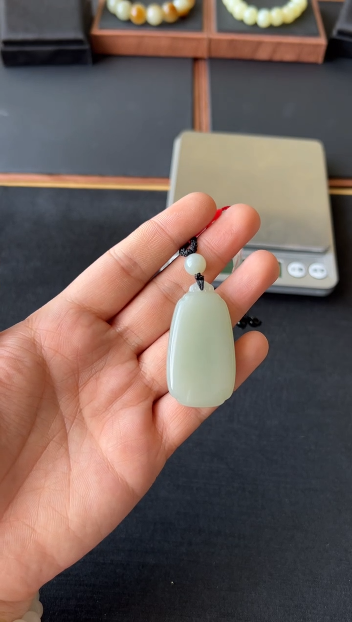 【闪购商品】和田玉吊坠(赠链)未镶嵌且末微色差近矿